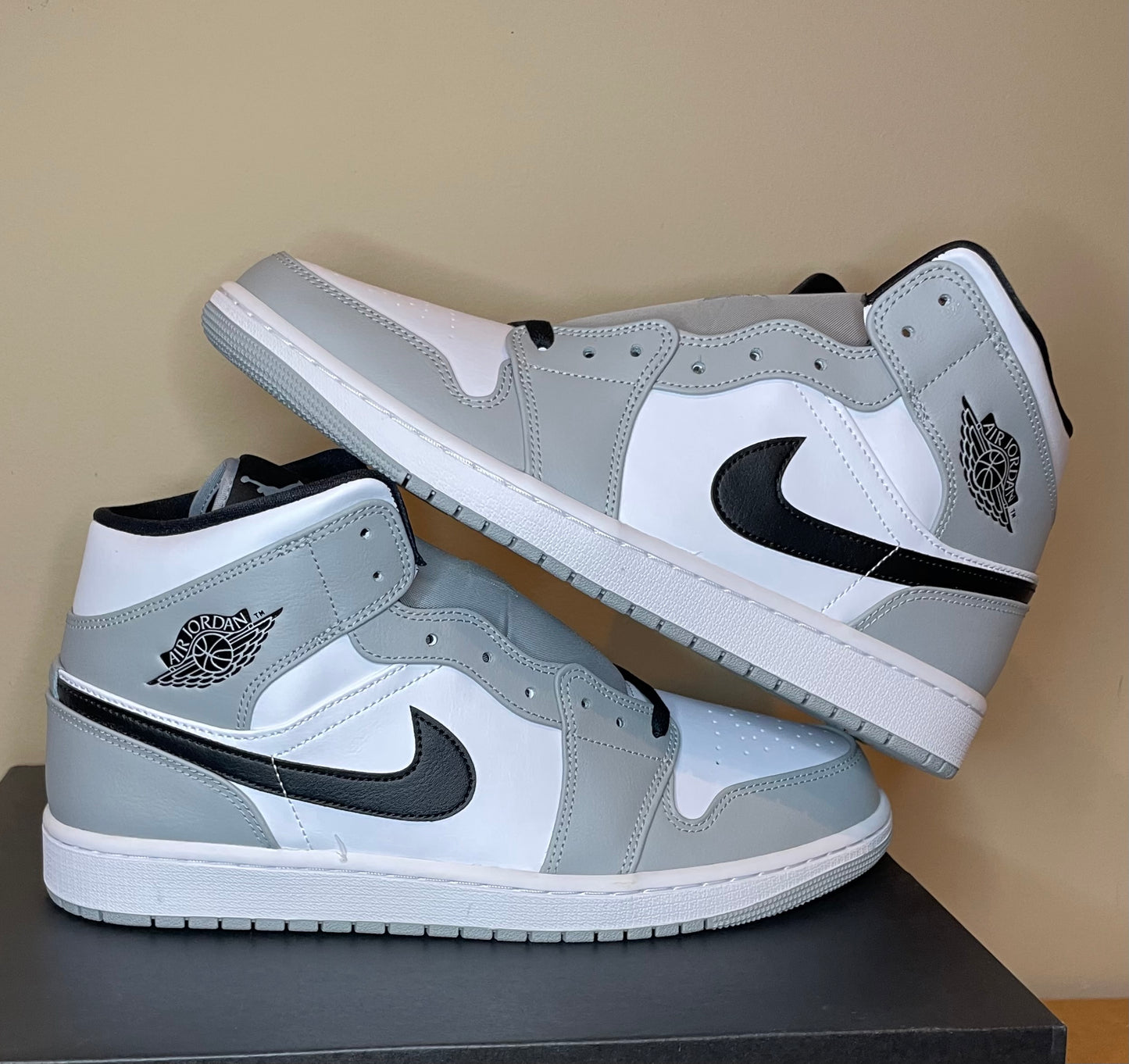 AIR JORDAN 1 MID 'SMOKE GREY'