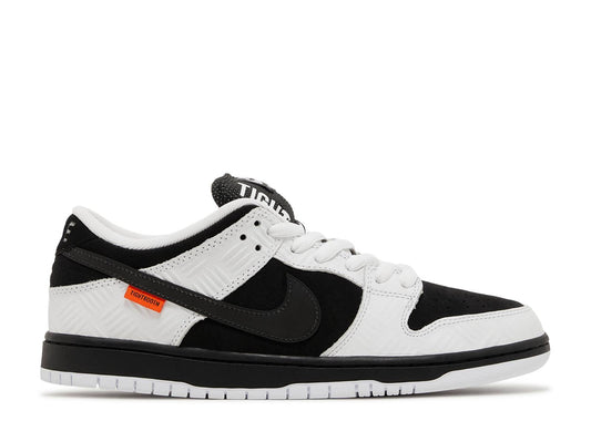 NIKE TIGHTBOOTH X DUNK LOW SB